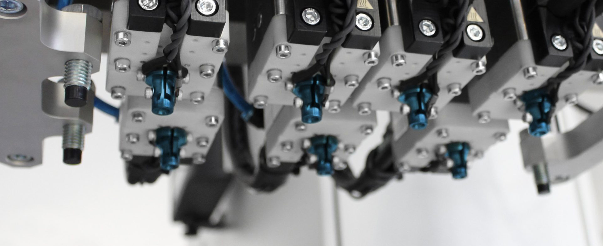 Bügellöten ist ein thermisches Fügeverfahren für die elektrische Verbindung von Leiterplatten und einer Vielzahl von möglichen elektrischen Fügepartnern.